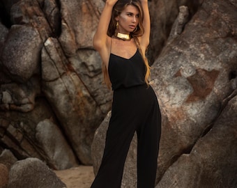 Mono negro para mujer con espalda abierta y tirantes ajustables de MockniWear
