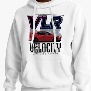 Puede incluir: Sudadera con capucha blanca con un gráfico frontal. El gráfico presenta la palabra "VLR" en rosa y azul, un coche rojo y la palabra "VELOCITY" en negro. El texto "LIMITLESS RACING" está debajo de la palabra "VELOCITY".