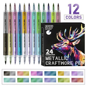 Puede incluir: Un juego de 12 rotuladores metálicos de manualidades en varios colores, con un diseño de doble punta. Los rotuladores se muestran junto a una caja negra con una ilustración de ciervo colorido y el texto "24 Colores/12 piezas". El texto "12 Colores" también es visible.