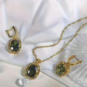 18K Gold Plated Cubic Zirconia Jewellry Set: Olive Green Necklace & Earrings