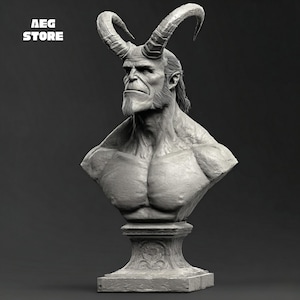 Puede incluir: Busto gris de una figura con cuernos y expresión severa. La figura tiene un pecho musculoso y perilla. El busto está montado sobre un pedestal decorativo. El texto "AEG STORE" está en la esquina superior izquierda.