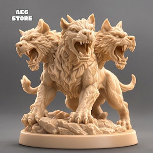 Puede incluir: Una estatua de Cerbero de color beige con tres cabezas de perro gruñendo, dientes descubiertos y un cuerpo musculoso. La criatura mítica está posada sobre una base rocosa, con el texto "AEG STORE" en la esquina superior izquierda.