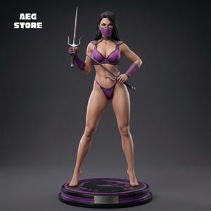 Puede incluir: Estatua detallada de un personaje femenino con un atuendo morado, sosteniendo dos sai y una espada. La figura está sobre una base circular con un diseño morado y negro. El texto "AEG STORE" está en la esquina superior izquierda.