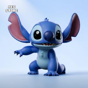 Op de afbeelding: Een blauw Stitch-beeldje met grote oren en een vriendelijke uitdrukking. Het beeldje zit gehurkt met &eacute;&eacute;n arm uitgestrekt. De tekst "AEG STORE" staat linksboven. Een populair personage uit de Lilo & Stitch-franchise.