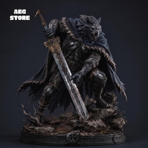 Puede incluir: Una figura detallada de un guerrero lobo con armadura oscura y una capa azul con borde de piel, arrodillado sobre una base rocosa. El personaje sostiene una espada grande y ornamentada con detalles metálicos. El texto AEG STORE aparece arriba a la izquierda.