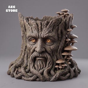 Puede incluir: Una maceta detallada de tocón de árbol marrón con una cara y barba talladas. Los ojos brillan con una luz naranja. Las setas crecen en el lado del tocón. El texto "AEG STORE" es visible.