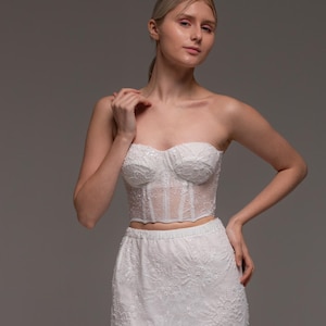 Top de corpete de noiva com renda bordada e aplicações de pérolas – Corpete transparente sem alças para casamento