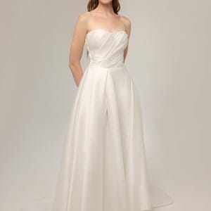 Bescheiden bruidsjurk – Eenvoudige satijnen A-lijn trouwjurk met gestructureerd lijfje