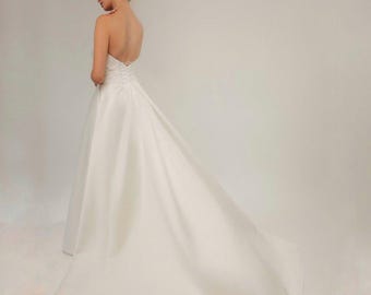 Vestido de novia de satén con cola y corsé en forma de A: vestido de novia sencillo y elegante