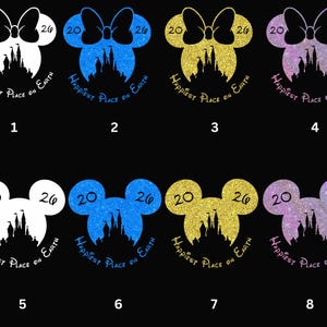 K&ouml;nnte beinhalten: Acht Mickey Mouse-f&ouml;rmige Designs mit einer Schlosssilhouette, einer Schleife und den Zahlen "20" und "26". Jedes Design hat eine andere Farbe: Wei&szlig;, Blau, Gold und Lila. Der Text "Happiest Place on Earth" ist ebenfalls enthalten.