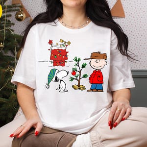 Maglietta natalizia vintage con cartoni animati, maglietta con albero di Charlie Brown, maglietta natalizia in stile Snoopy, regalo di Natale accogliente per lei e per lui, maglietta natalizia ispirata a Snoopy