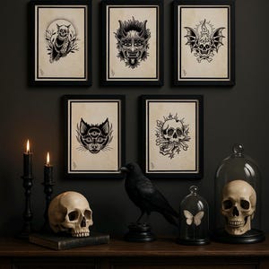 Op de afbeelding: Een verzameling ingelijste zwart-wit tattoo-stijl kunstprints met een uil, een demonenmasker, een schedel met vleermuisvleugels, een kat met drie ogen en een schedel met botten. Decoratieve schedels, een ravenbeeld en kaarsen.