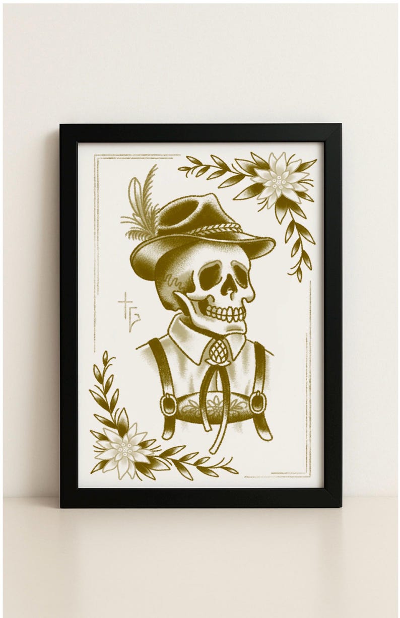 Puede incluir: Impresi&oacute;n enmarcada en tonos sepia de una calavera con vestimenta tradicional, incluyendo sombrero con pluma y tirantes. Elementos florales rodean la imagen central. Marco negro.