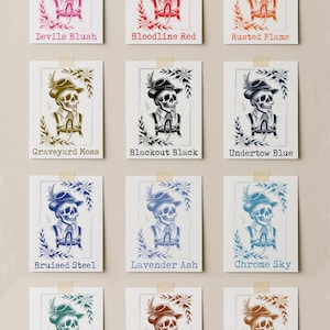 Puede incluir: Una colecci&oacute;n de doce grabados art&iacute;sticos, cada uno con una calavera estilizada con sombrero y tirantes, con detalles florales. Cada grabado tiene una combinaci&oacute;n de colores y un nombre &uacute;nicos, como "Devils Blush" y "Bloodline Red".
