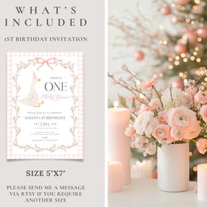 Op de afbeelding: Een roze en witte 1e verjaardagsuitnodiging met een ganzenillustratie. De uitnodiging is 12,7 cm x 17,8 cm en bevat de tekst "EMMA IS ONE". De uitnodiging is omgeven door een roze gingham rand en bloemaccenten.