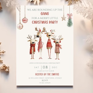 Könnte beinhalten: Weihnachtsparty-Einladung mit vier Rentieren in festlicher Kleidung. Die Einladung lautet: „Wir versammeln die Gang für eine fröhliche kleine Weihnachtsfeier.“ Enthält Datum, Uhrzeit und Gastgeberinformationen. Dekorationen mit Kugeln und einem kleinen Weihnachtsbaum.