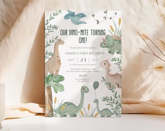 Könnte beinhalten: Eine Einladung zum ersten Geburtstag im Aquarellstil. Die Einladung zeigt Illustrationen verschiedener Dinosaurier, Grünzeug und den Text "OUR DINO-MITE TURNING ONE!". Die Einladung enthält die Geburtstagsdetails.