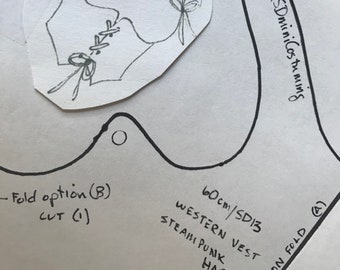 Könnte beinhalten: Eine Schwarzweiß-Zeichnung eines Westen mit Schnürung vorne und Schmetterlingsdetails. Die Zeichnung befindet sich auf einem weißen Blatt Papier mit dem Text "60cm/SD13 Western Vest Steampunk Han" darunter.