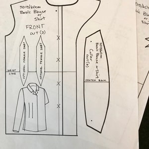 Puede incluir: Un patrón de costura en blanco y negro para una blusa o camisa básica. El patrón incluye instrucciones para cortar la tela y coser la prenda. El patrón está etiquetado como "SD13/60cm Basic Blouse or Shirt" y "FRONT WT (2)".