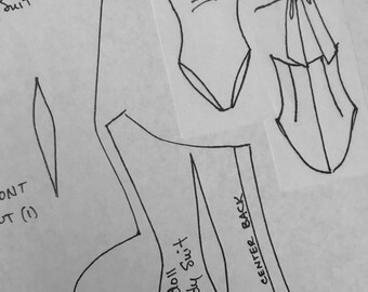 Op de afbeelding: Een zwart-witte lijntekening van een halter-bodypatroon voor een 40,6 cm modepop. Het patroon bevat instructies voor het knippen van de voor- en achterkant. De tekst "16" fashion doll Halter Body Suit" staat op het patroon.