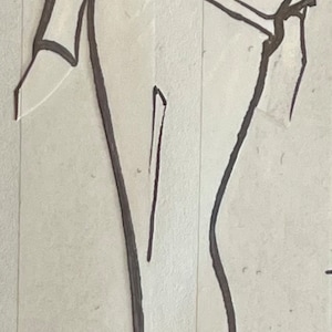 Op de afbeelding: Een eenvoudige lijntekening van een persoon die een shirt met lange mouwen en een broek draagt. De tekening is in zwarte inkt op een witte achtergrond.
