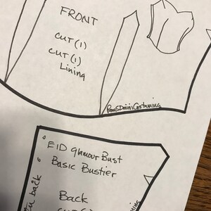 Puede incluir: Un patrón escrito a mano para un busto, etiquetado como "Delantero" y "Trasero". El patrón incluye instrucciones para cortar y forrar la tela. También se incluye el texto "FID Glamour Bust Basic Bustier".