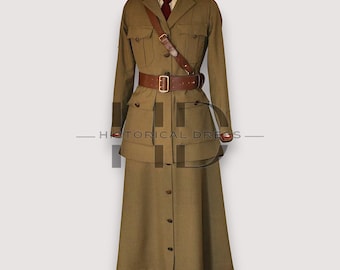 Op de afbeelding: Een kaki-kleurig historisch uniform, bestaande uit een jas met lange mouwen en zakken, een rok en een bruine leren riem. Het uniform wordt op een mannequin getoond. De tekst "HISTORICAL DRESS" staat onderaan.