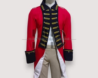 Puede incluir: Una chaqueta roja de estilo militar con ribetes negros y dorados y un cuello negro. La chaqueta tiene botones y puños dorados. La parte inferior de la chaqueta es blanca. Los pantalones son beiges. El texto "HISTORICAL DRESS" está en la parte inferior.