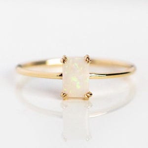 Anillo de ópalo blanco baguette en oro vermeil de 14 quilates / Anillo minimalista apilable / Anillo delicado con piedra natal / Regalo para ella