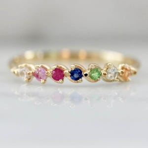 14K guld vermeil regnbågssafirarmband | Liten flerfärgad ädelsten | Celestialinspirerad ring | Eleganta minimalistiska smycken | Present till henne