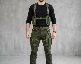 Op bestelling gemaakt - Groene leren militaire tactische harnasset voor heren - Borsttuig met dubbele dijholsters - Motorrijder cosplay festivaluitrusting