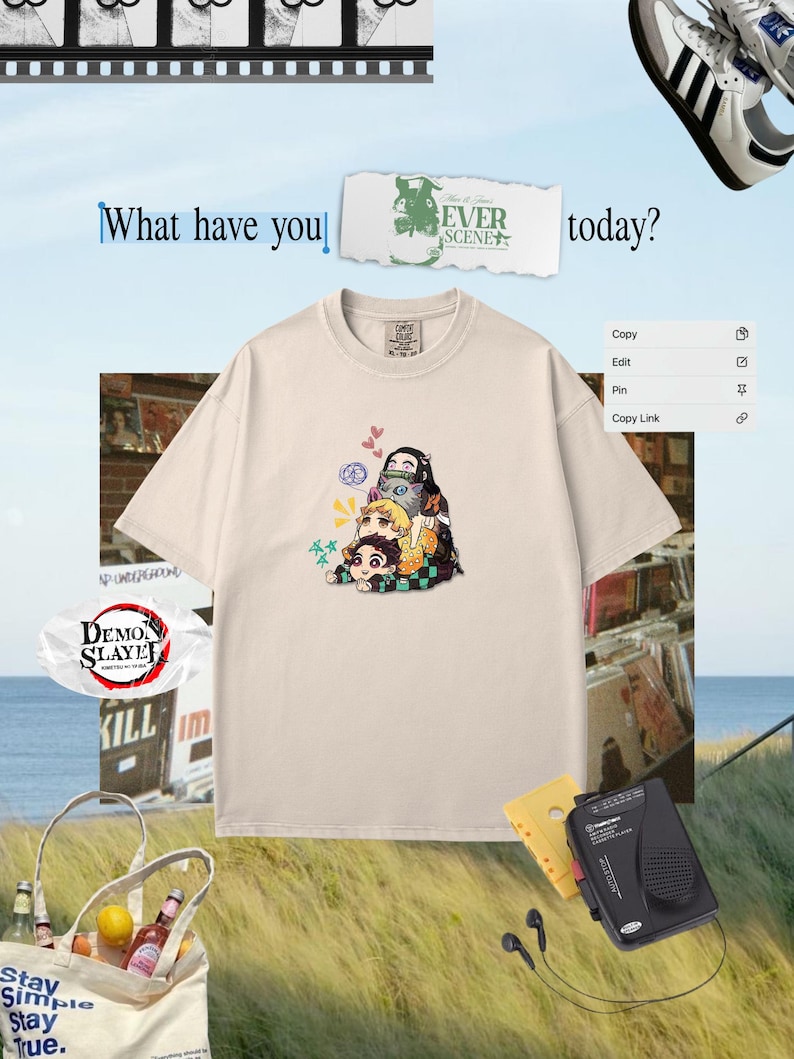 Peut inclure: T-shirt cr&egrave;me avec un graphisme anim&eacute; color&eacute;. L'image comprend le texte "What have you today?" et "Demon Slayer". D'autres &eacute;l&eacute;ments dans l'image incluent un sac fourre-tout, un lecteur de cassettes et des baskets.
