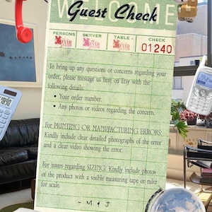 Peut inclure: Un bloc-notes "Guest Check" de style vintage avec des lignes de quadrillage vertes et le texte "Guest Check". Le bloc-notes contient des instructions pour contacter le vendeur concernant les probl&egrave;mes de commande. Un t&eacute;l&eacute;phone rouge, un globe et un bus jouet sont &eacute;galement visibles.