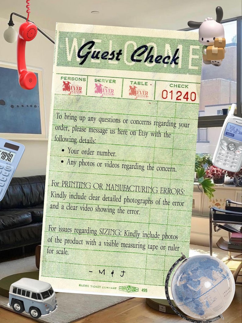 Peut inclure: Un bloc-notes "Guest Check" de style vintage avec des lignes de quadrillage vertes et le texte "Guest Check". Le bloc-notes contient des instructions pour contacter le vendeur concernant les probl&egrave;mes de commande. Un t&eacute;l&eacute;phone rouge, un globe et un bus jouet sont &eacute;galement visibles.