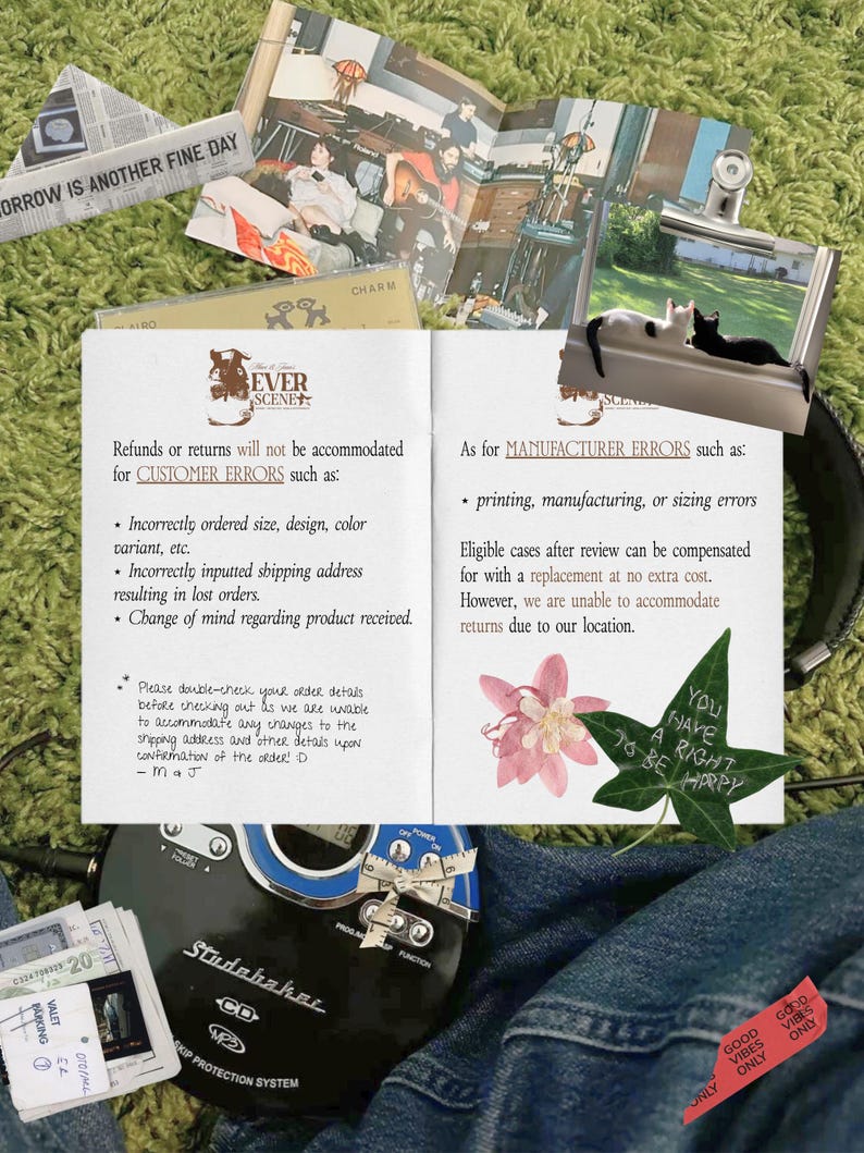 Peut inclure: Un collage d'objets sur une surface verte, dont un lecteur CD, un magazine et une page imprim&eacute;e avec du texte sur les retours. Il y a aussi des photos, une fleur et une feuille avec le texte "You have a right to be happy".