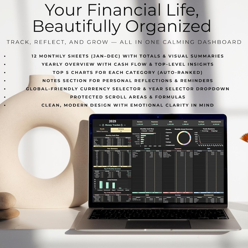 Może przedstawiać: Laptop z panelem finansowym z tekstem "Your Financial Life, Beautifully Organized." Ekran wyświetla wykresy i dane do śledzenia finans&oacute;w. Zawiera arkusze miesięczne, przegląd przepływ&oacute;w pieniężnych i wyb&oacute;r waluty. Projekt jest czysty i nowoczesny.
