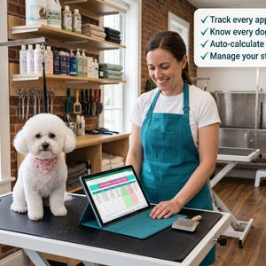 Op de afbeelding: Een witte Bichon Frise-hond met een roze bandana zit op een trimtafel naast een vrouw met een turquoise schort. Een tablet toont een spreadsheet. De tekst op het scherm luidt "Grooming Tracker 2023". De afbeelding bevat ook tekst: "Volg elke afspraak, Ken de geschiedenis van elke hond, Bereken facturen automatisch, Beheer uw voorraad."