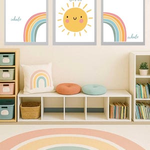 Può includere: Un set di tre stampe artistiche incorniciate con un tema rilassante. Le stampe presentano un arcobaleno, un sole sorridente con il testo "Calming Corner" e le parole "inhale" ed "exhale". La stanza comprende anche un tappeto arcobaleno e un cuscino.