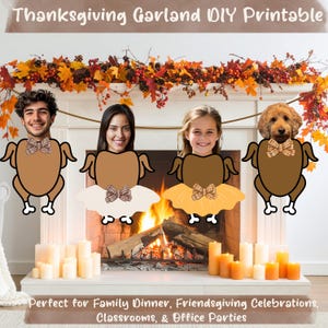 Könnte beinhalten: DIY-Druckvorlage für eine Thanksgiving-Girlande mit vier Truthahn-förmigen Ausschnitten mit Gesichtern, Fliegen und Tutus. Die Girlande ist vor einem Kamin mit einer herbstlichen Girlande und brennenden Kerzen angebracht.