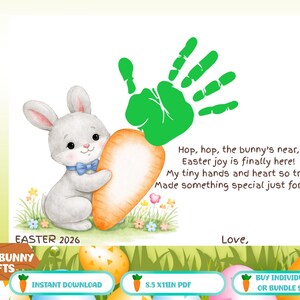 Könnte beinhalten: Ein digitaler Osterdruck mit einem weißen Hasen, der eine Karotte hält, einem grünen Handabdruck und dem Text "Ostern 2026". Das Design beinhaltet eine blaue Fliege am Hasen und ein Feld aus Gras und Blumen.