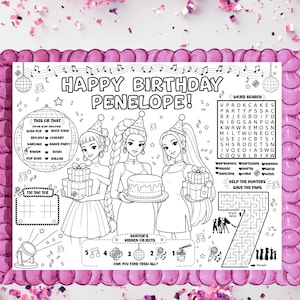 Op de afbeelding: Een rechthoekige taarttopper met een zwart-wit activiteitenblad met de tekst Happy Birthday Penelope, drie geïllustreerde figuren, een woordzoeker, een boter-kaas-en-eieren spel, een doolhof en zoekplaatjes, omlijst door een felroze glazuurrand.