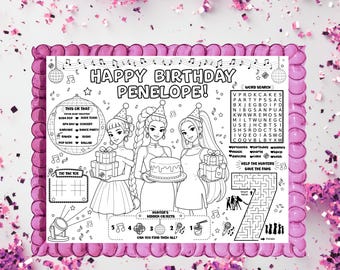 Könnte beinhalten: Ein rechteckiger Tortenaufleger mit einem schwarz-weißen Aktivitätsblatt mit dem Text Happy Birthday Penelope, drei illustrierten Figuren, einem Wortsuchrätsel, einem Tic-Tac-Toe-Feld, einem Labyrinth und Suchbildern, umrandet von einem leuchtend rosa Zuckerguss.