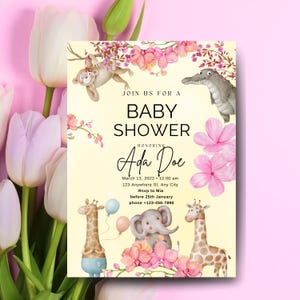 Può includere: Invito per baby shower con illustrazioni ad acquerello di una scimmia, un coccodrillo, una giraffa e un elefante. L'invito presenta fiori rosa e il testo "JOIN US FOR A BABY SHOWER HONORING Ada Doe".