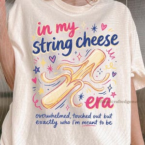 Könnte beinhalten: Ein Set aus drei Keramikbechern mit gesprenkelter, matter Oberfläche. Die Becher sind in Creme-, Hellbraun- und Dunkelbrauntönen gehalten. Jeder Becher hat ein schlichtes, minimalistisches Design.