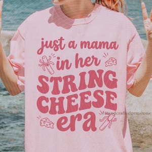 Trendiga Just A Mama In Her String Cheese Era PNG, Roligt mammaliv, Trendigt mammasångcitat, Ny mamma efter förlossningen-present, Överstimulerad mamma PNG