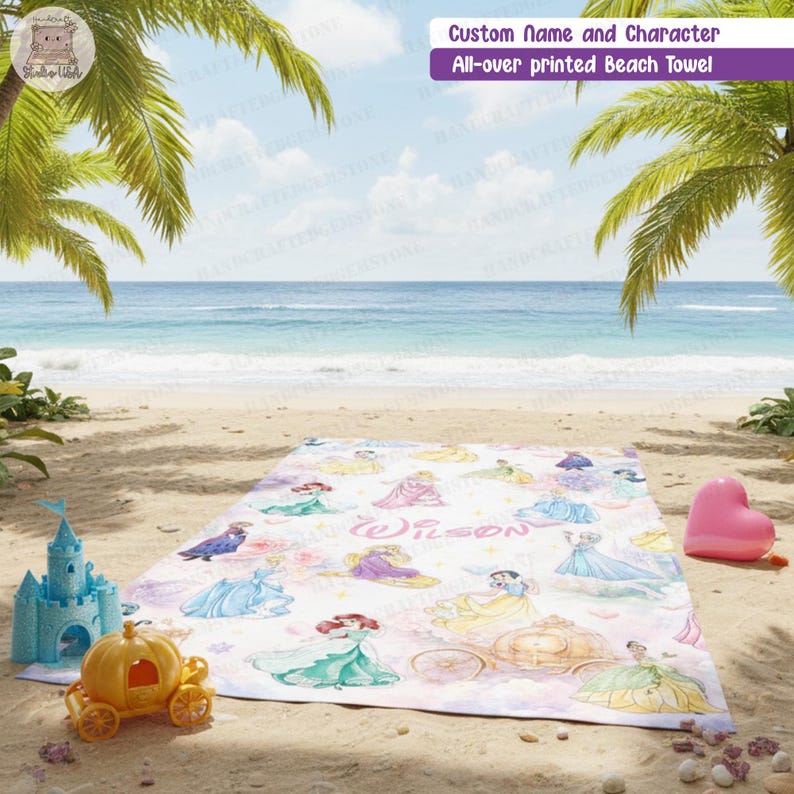 Puede incluir: Una toalla de playa rectangular con un estampado integral de varias princesas de dibujos animados con vestidos coloridos, un carruaje dorado y el nombre Wilson impreso en rosa. La toalla est&aacute; extendida sobre una playa de arena.