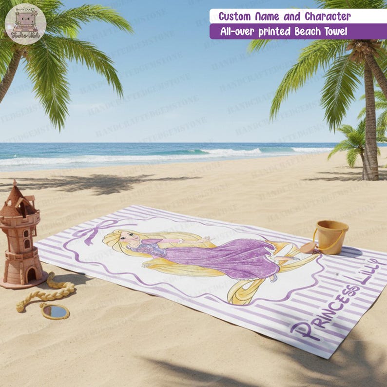 Puede incluir: Una toalla de playa rectangular con un patr&oacute;n de rayas moradas y blancas y una ilustraci&oacute;n central de un personaje de pelo largo con un vestido morado. El texto "PRINCESS LILLY" est&aacute; impreso en la toalla. Un castillo y un cubo de juguete est&aacute;n cerca.