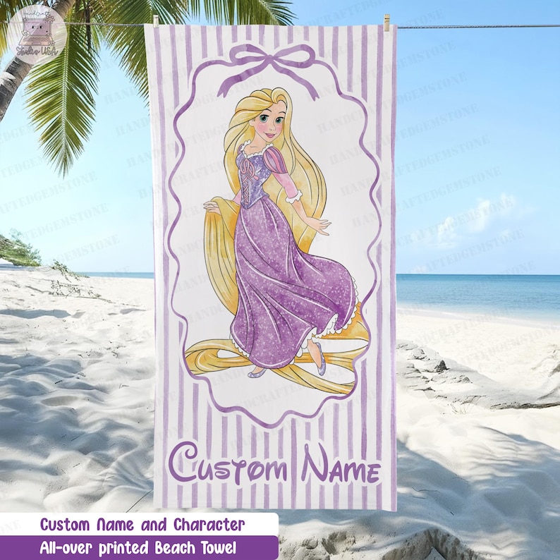 Puede incluir: Una toalla de playa rectangular con un patr&oacute;n de rayas verticales en color morado claro y blanco. En el centro, una ilustraci&oacute;n de un personaje de pelo largo con vestido morado, enmarcado por un borde morado con un lazo. Texto Custom Name abajo.