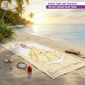 Puede incluir: Una toalla de playa rectangular con un patr&oacute;n de rayas amarillas y blancas y una ilustraci&oacute;n central de un personaje con vestido amarillo dentro de un marco decorativo. La toalla incluye el texto Custom Name en cursiva y un lazo dorado.