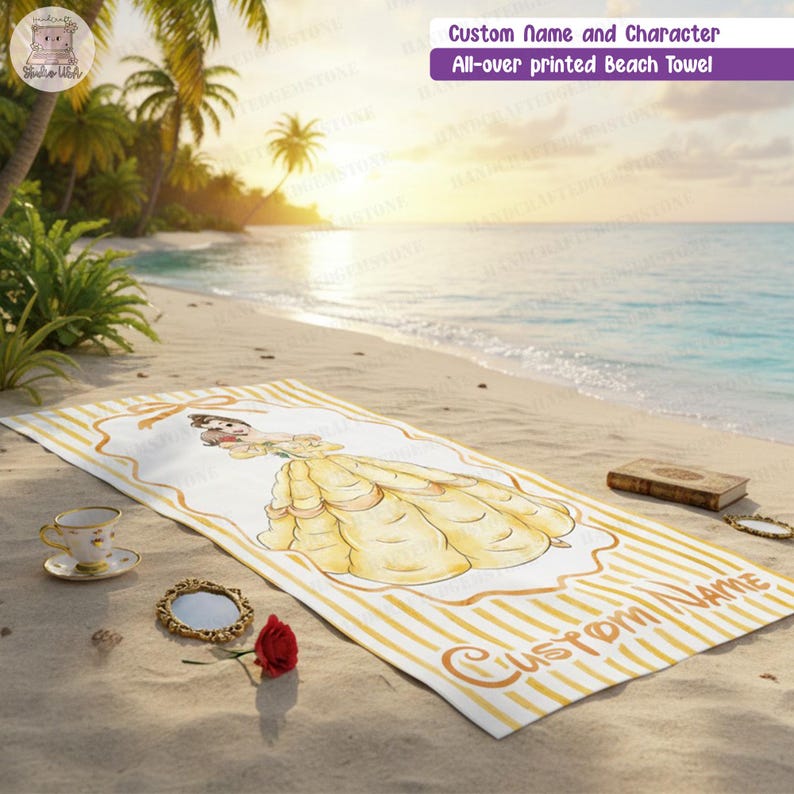Puede incluir: Una toalla de playa rectangular con un patr&oacute;n de rayas amarillas y blancas y una ilustraci&oacute;n central de un personaje con vestido amarillo dentro de un marco decorativo. La toalla incluye el texto Custom Name en cursiva y un lazo dorado.